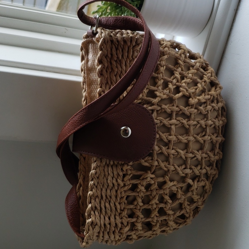 Straw Crossbody Chic Hollow Out. NWT - Picture 13 of 16